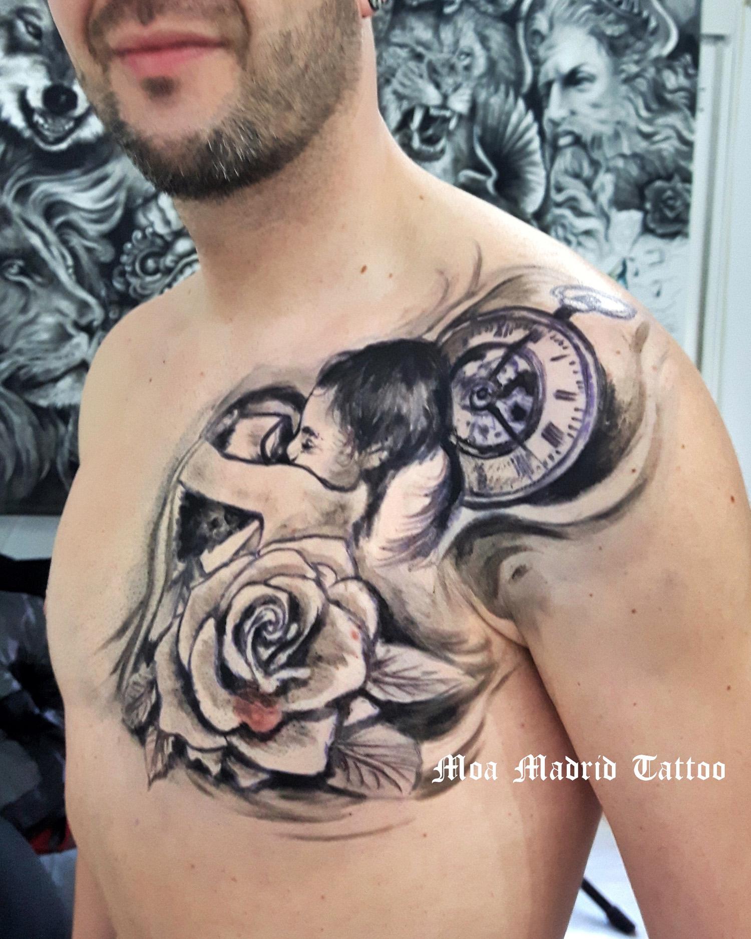 Tatuaje de padre e hija abrazándose hecho en el pectoral